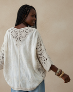 Carregar imagem no visualizador da galeria, Modelo Naftalina — blusa crochet morcego costas
