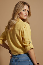 Carica l'immagine nel visualizzatore della galleria,Modelo Naftalina — camisa amarela costas
