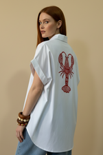 Load image in the gallery viewer,Modelo Naftalina — camisa lagosta costas
