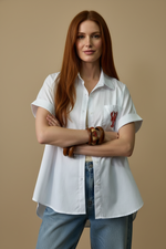 Load image in the gallery viewer,Modelo Naftalina — camisa lagosta frente
