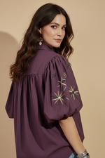 Carregar imagem no visualizador da galeria, Modelo Naftalina — camisa roxo costas bordado
