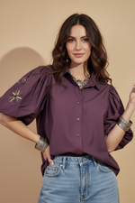 Carregar imagem no visualizador da galeria, Modelo Naftalina — camisa roxo frente
