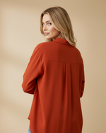 Carregar imagem no visualizador da galeria, Modelo Naftalina - camisa terracotta costas
