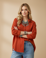 Carregar imagem no visualizador da galeria, Modelo Naftalina - camisa terracotta frente
