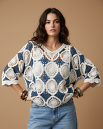 Cargue la imagen en el visor de la galería,Modelo Naftalina — camisola crochet bicolor frente
