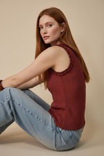 Carregar imagem no visualizador da galeria, Modelo Naftalina — top bolinhas costas sentada
