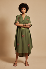 Carica l'immagine nel visualizzatore della galleria,Modelo Naftalina vestido bordado frente
