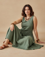 Cargue la imagen en el visor de la galería,Modelo Naftalina — vestido linho verde sage sentada
