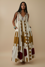 Carregar imagem no visualizador da galeria, Modelo Naftalina - Vestido tribal padrão correto mãos nos bolsos
