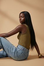 Carregar imagem no visualizador da galeria, Modelo negra - top canelado bolinhas costas sentada
