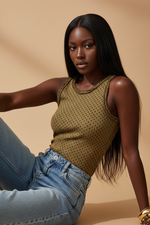 Carregar imagem no visualizador da galeria, Modelo negra - top canelado bolinhas sentada
