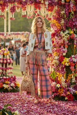 Carregar imagem no visualizador da galeria, Modelo num festival de flores na Tailândia
