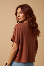 Carregar imagem no visualizador da galeria, Modelo ruiva costas — t-shirt terracotta
