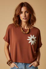 Carregar imagem no visualizador da galeria, Modelo ruiva frente — t-shirt terracotta flor crochet
