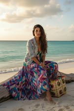 Load image in the gallery viewer,Modelo sentada no tronco nas Bahamas
