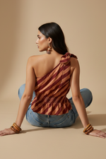 Carregar imagem no visualizador da galeria, Modelo top one-shoulder costas — sentada no chão
