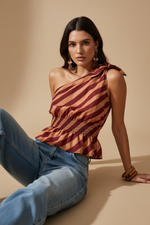Carregar imagem no visualizador da galeria, Modelo top one-shoulder frente — sentada no chão
