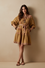 Chargez l'image dans la visionneuse de la galerie,Modelo vestido camel com cinto parede
