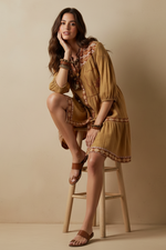 Chargez l'image dans la visionneuse de la galerie,Modelo vestido camel sentada descontraída
