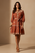 Chargez l'image dans la visionneuse de la galerie,Modelo vestido terracotta com cinto natural
