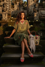 Carica l'immagine nel visualizzatore della galleria,Naftalina Bali - Sentada Degraus Templo
