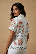 Carica l'immagine nel visualizzatore della galleria,Naftalina model back waist-up embroidered white denim jacket
