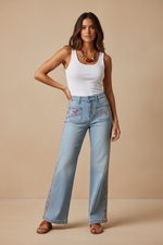 Carica l'immagine nel visualizzatore della galleria,Naftalina model front view embroidered jeans
