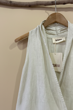 Carregar imagem no visualizador da galeria, Natural linen wrap top detail view studio background
