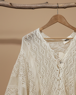 Carregar imagem no visualizador da galeria, Poncho crochet fundo bege - detalhe
