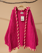 Carregar imagem no visualizador da galeria, Poncho rosa pink de crochet com capuz - vista frontal completa
