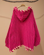 Carregar imagem no visualizador da galeria, Poncho rosa pink de crochet com capuz - vista traseira com capuz drapeado
