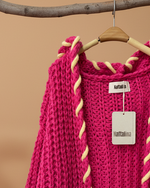 Carregar imagem no visualizador da galeria, Poncho rosa pink de crochet - detalhe capuz e cordões amarelos
