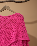 Carica l'immagine nel visualizzatore della galleria,Poncho rosa pink de malha vazada - detalhe decote e padrão diagonal
