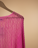 Carregar imagem no visualizador da galeria, Poncho rosa pink de malha vazada - detalhe ombro e decote
