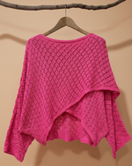 Carica l'immagine nel visualizzatore della galleria,Poncho rosa pink de malha vazada - vista frontal com drapeado
