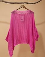 Carregar imagem no visualizador da galeria, Poncho rosa pink de malha vazada - vista traseira com drapeado
