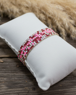 Carica l'immagine nel visualizzatore della galleria,Pulseiras rosa e vermelho em suporte com madeira e pampas
