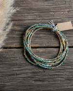 Carica l'immagine nel visualizzatore della galleria,Pulseiras turquesa e prata em flat lay com pampas
