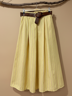 Carregar imagem no visualizador da galeria, Saia amarela com cinto - fundo bege
