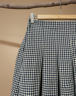 Carregar imagem no visualizador da galeria, Saia azul escuro vichy - detalhe cintura e pregas
