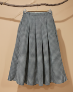 Carregar imagem no visualizador da galeria, Saia azul escuro vichy - vista frontal com pregas
