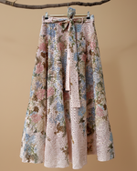 Carregar imagem no visualizador da galeria, Saia bordada eyelet - vista frontal com fundo bege
