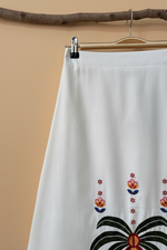 Carregar imagem no visualizador da galeria, Saia bordada folk detalhe — fundo bege corrigido
