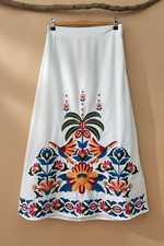 Carregar imagem no visualizador da galeria, Saia bordada folk frente — fundo bege estúdio
