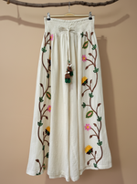 Carregar imagem no visualizador da galeria, Saia bordada frontal - fundo estúdio bege
