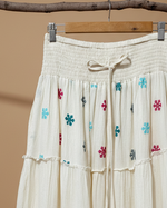 Carregar imagem no visualizador da galeria, Saia bordada fundo bege - detalhe
