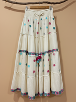 Carregar imagem no visualizador da galeria, Saia bordada fundo bege - frontal
