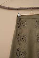 Load image in the gallery viewer,Saia Camurça Laser Cut — Detalhe
