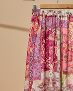 Load image in the gallery viewer,Saia com fundo bege estúdio - detalhe superior
