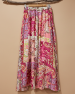 Load image in the gallery viewer,Saia com fundo bege estúdio - vista frontal
